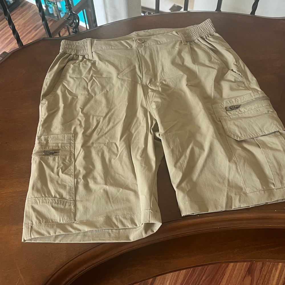 NWOT Men’s Lightweight Cargo Shorts